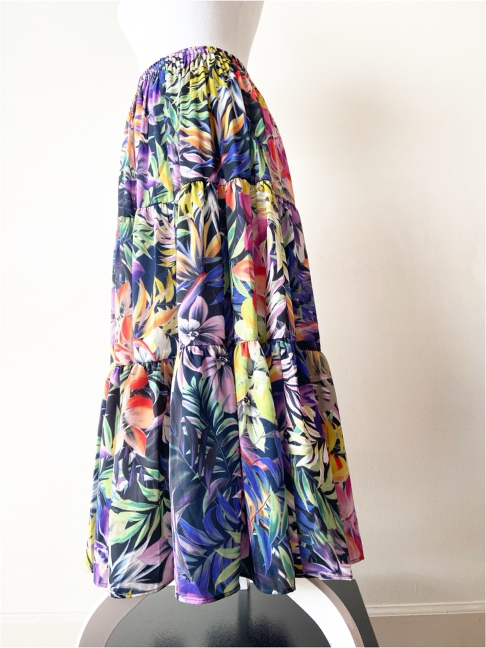 Elie Tahari Tropical Tiered Maxi Skirt Size L - Picture 2 of 7